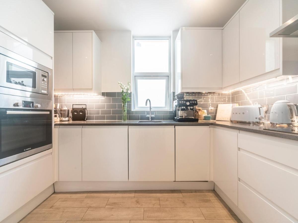 Pass The Keys Luxurious Flat With Large Private Terrace * Hanworth