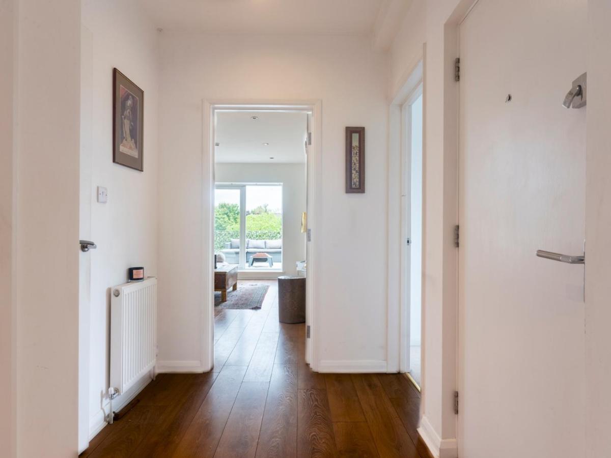Pass The Keys Luxurious Flat With Large Private Terrace Apartment Hanworth