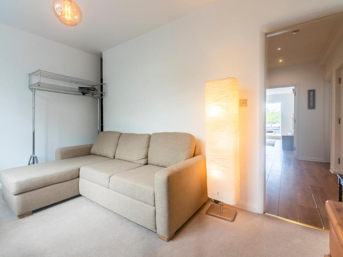 Pass The Keys Luxurious Flat With Large Private Terrace Apartment Hanworth
