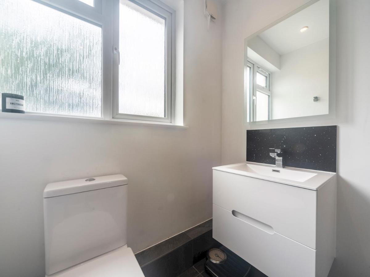 Pass The Keys Luxurious Flat With Large Private Terrace * Hanworth